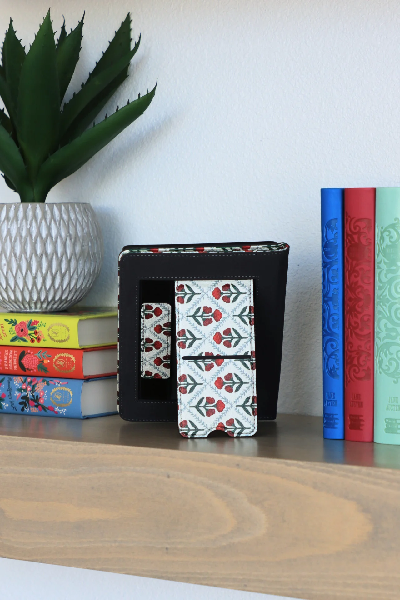 In Full Bloom Kindle Case - Image 4