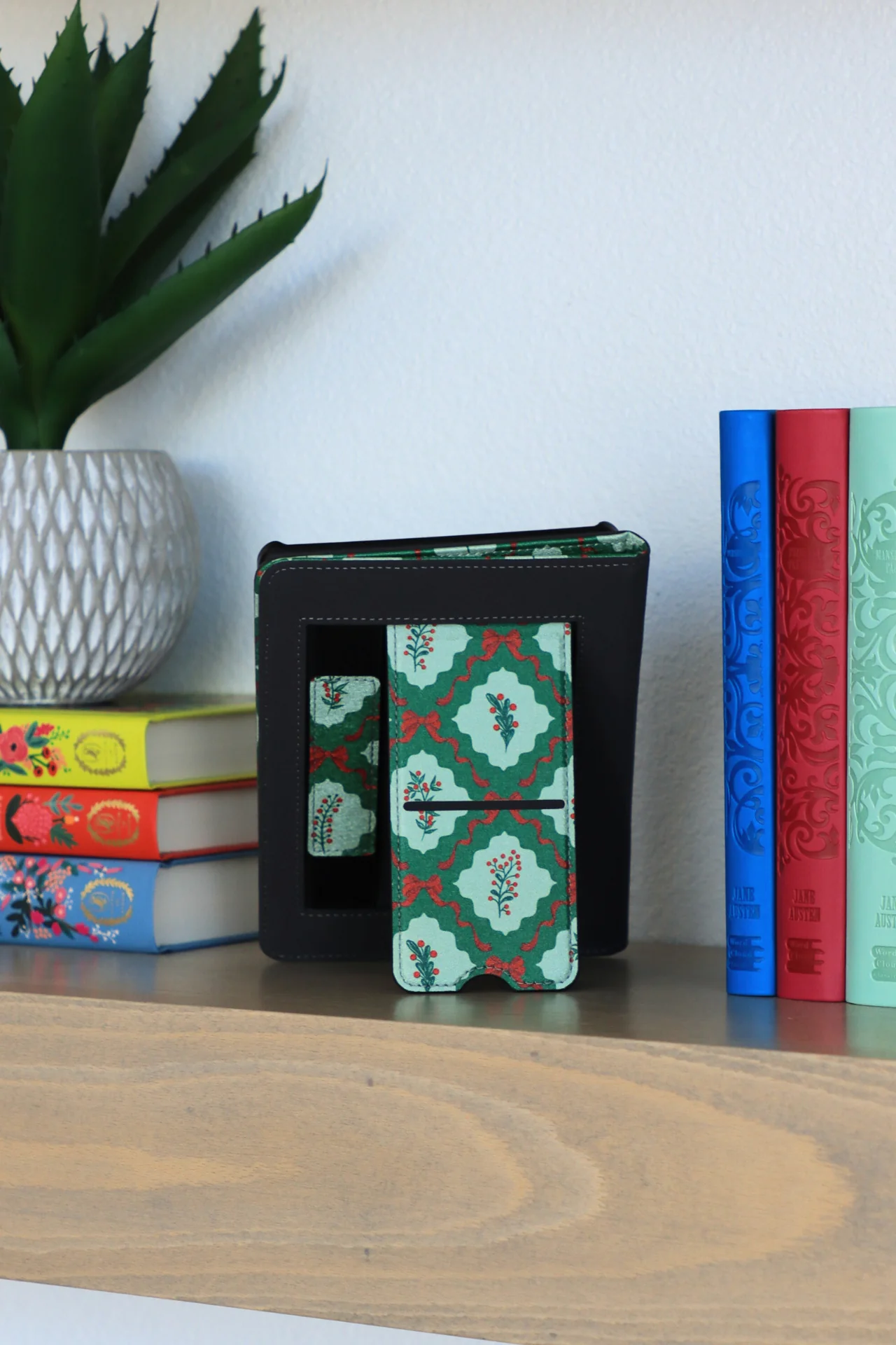 Holly Jolly Kindle Case - Image 4