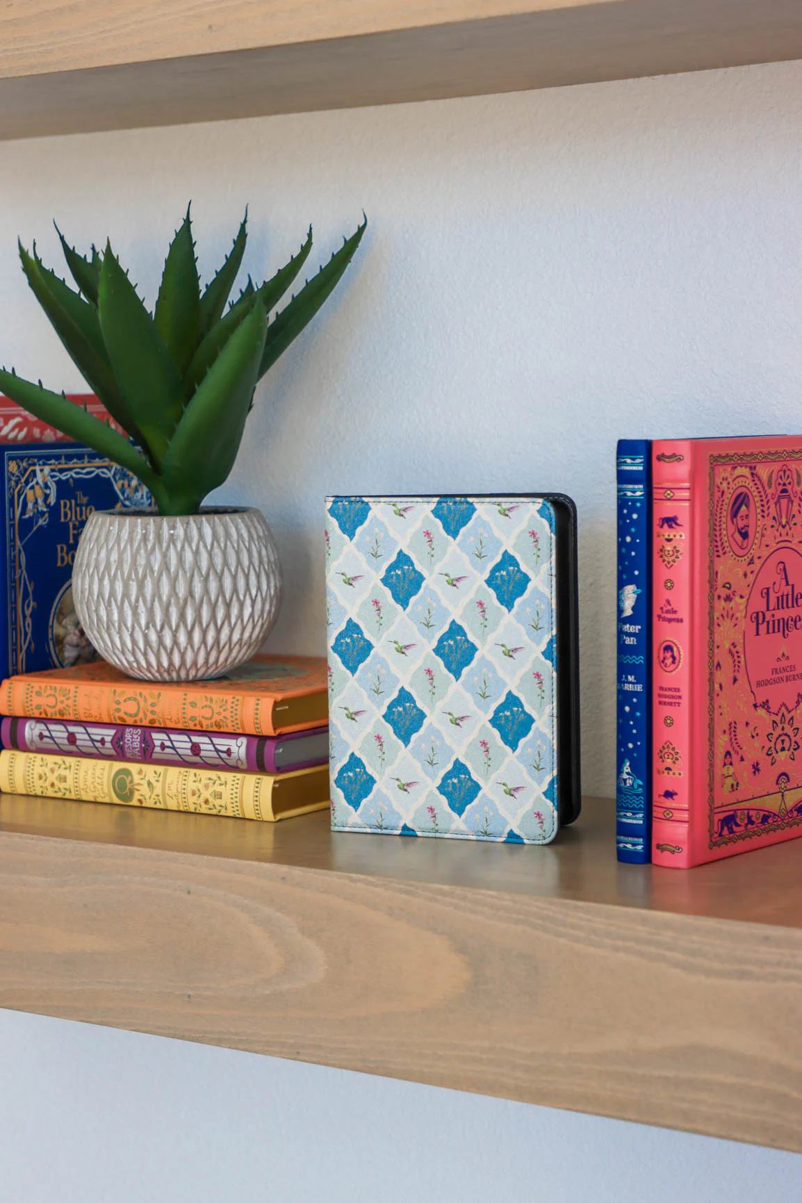 Hummingbird Haven Kindle Case - Image 9